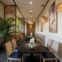 Ensemble de table en bois minimaliste, chaise en rotin, canapé en cuir gris clair incurvé, mobilier pour salon de thé, café, restaurant, hôtel, usage commercial