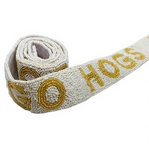 Correa de Bolso con Cuentas GO HOGS, Texto en Blanco y Dorado, Accesorio Moderno y a la Moda para Colgar el Bolso - Product Image 1