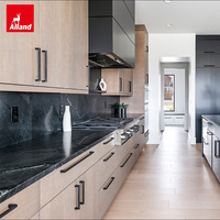 AllandGroup - Cuisine moderne et intemporelle de luxe, armoire de cuisine en chêne massif blanc écologique à deux tons, sur mesure pour projet de villa