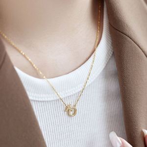 Collier pendentif personnalisé Dylam en argent sterling 925 rhodié plaqué or 18 carats avec symbole féminin et diamant en zircone 5A - Product Image 4