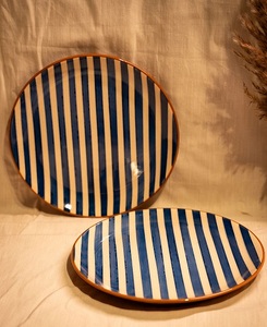 Assiette à dessert en céramique artisanale en grès cuite à haute température, motif rayures indigo, compatible micro-ondes, durable pour une présentation élégante lors des repas et pour les hôtels - Product Image 1