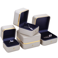 Boîte à bijoux carrée de luxe personnalisée Xinxing avec design en relief, élégante en cuir PU champagne pour l'emballage des boucles d'oreilles et logo personnalisé