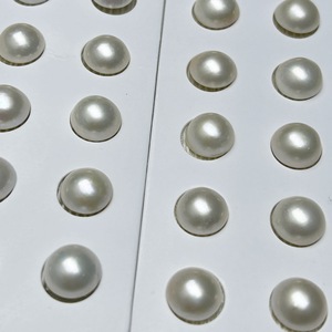 ไข่มุกน้ำเค็มจูจี้สีขาวธรรมชาติจากออสเตรเลีย ขนาด 10-15 มม. แต่ละเม็ดมีแสงสีขาวเย็นที่แข็งแรง พร้อมสีชมพูอ่อนที่มีตำหนิเล็กน้อย - Product Image 3