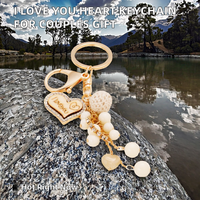 Porte-clés en bois avec perles acryliques délicates et lettre I en alliage de zinc pour la personne aimée, idéal comme cadeau pour couple