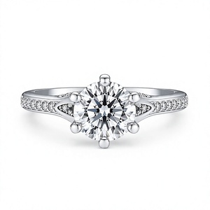 Anillo de compromiso de plata 925 para mujer con diamante de corte brillante redondo, engaste de puntas y detalles pavé, estilo clásico - Product Image 1