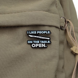 J'aime les gens sur la table épingles en émail phrase drôle broche en métal revers insigne bijoux cadeau pour les amis - Product Image 3