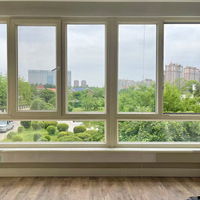 Fenêtre battante moderne en PVC durable, résistante aux intempéries, avec verre trempé coupe-vent et persiennes de haute qualité, idéale pour les installations de loisirs