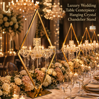 Candélabre suspendu en acrylique et cristal avec cadre géométrique doré Uvenue, porte-bougie pour centre de table de mariage, événement ou banquet