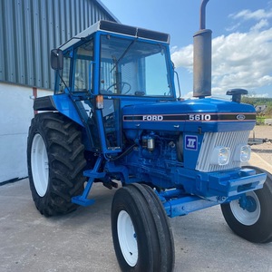 Tracteur agricole Ford 5610 4x4 à cabine fermée pour travaux de champ et aménagement paysager - Product Image 3