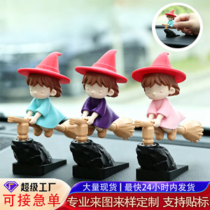 ของตกแต่งรถยนต์รูปแม่มดน่ารักบนไม้กวาดบิน วัสดุ PLA การ์ตูน 3 มิติ ของขวัญส่วนตัว - Product Image 3