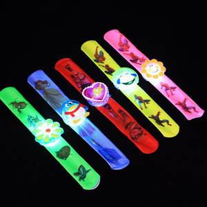 Pulsera de reloj con luz intermitente para niños, decoración de fiesta de dibujos animados, juguete de plástico con forma de corazón y función de brillo. - Product Image 2