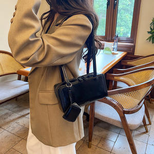 กระเป๋าถือผู้หญิงสีน้ำตาลวินเทจลายเท็กซ์เจอร์สุดแฟชั่น สไตล์ใหม่ปี 2024 แนวสตรีทเทรนด์ ซิปปิด ใช้ได้กับทุกชุด สายสะพายสองเส้น สะพายไหล่หรือถือได้ ขนาดเล็ก - Product Image 3