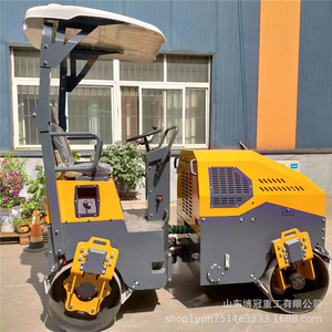 Compacteur routier à double tambour vibratoire entièrement hydraulique de 3 tonnes, alimenté au diesel, pour revêtement en asphalte - Product Image 1