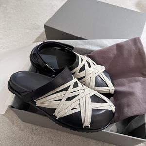Vente en gros d'usine de pantoufles de créateurs de haute qualité, élégantes et adaptées aux hommes et aux femmes, sandales décontractées et respirantes - Product Image 1
