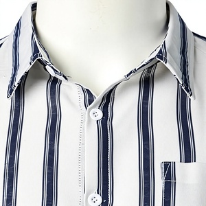 เสื้อเชิ้ตผู้ชายลำลอง สีขาว-น้ำเงิน ปกคอพับ ผ้าฝ้าย 100% ระบายอากาศได้ดี เป็นมิตรกับสิ่งแวดล้อม แห้งเร็ว ผ้าป๊อปลิน แขนสั้น - Product Image 2
