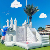Structure gonflable commerciale blanche avec toboggan et piscine à balles, équipement de divertissement pour fêtes d'enfants