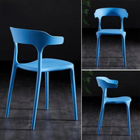 Chaise de salle à manger en plastique de style nordique minimaliste en forme de corne avec dossier épaissi pour la maison, le bureau et l'hôtellerie/les centres commerciaux