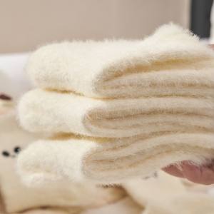 Venta al por mayor mujeres blanco bordado calcetines Otoño Invierno dibujos animados media pantorrilla engrosada cálido dormir piso lindo calcetines borrosos - Product Image 4