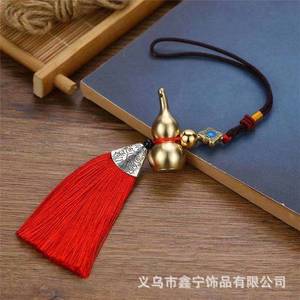 Pendentif de voiture en forme de gourde en cuivre avec pompon rouge et clochette pour la décoration intérieure - Product Image 1
