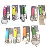 Ensemble d'ustensiles de cuisine en acier inoxydable : coupe-pizza, presse-ail, ouvre-bouteille, cuillère à glace, éplucheur, râpe à fromage