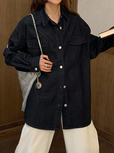 Chemise en jean noire à manches longues et à épaules tombantes pour femmes avec poche - Product Image 4