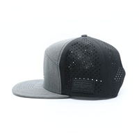 Casquette de baseball personnalisée gris chiné à 6 panneaux, avec patch en caoutchouc gaufré Sonic Welding, visière plate et découpe laser perforée