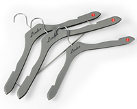 Cintre antidérapant gris mat en plastique et métal pour costumes, vestes et vêtements de sport – Design moderne pour magasins de vêtements et armoires