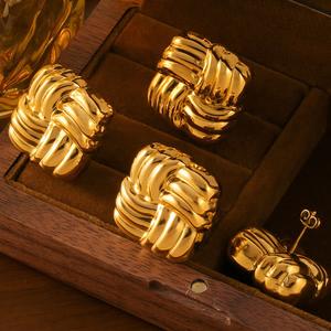 Boucles d'oreilles élégantes tressées en or pour femmes Bijoux en acier inoxydable à la mode pour tenues à la mode - Product Image 3