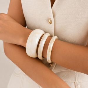 Bracelet en résine élégant de qualité export, bijou artisanal pour les amateurs de mode contemporaine, disponible à un prix raisonnable - Product Image 3