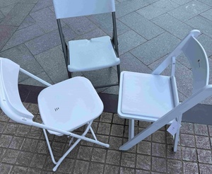كرسي قابل للطي من البلاستيك والمعدن بألوان أبيض وأسود للاستخدام الخارجي، كرسي بلاستيكي قابل للطي للحفلات والمناسبات - Product Image 2