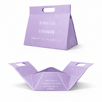 Emballage élégant noir mat de luxe, présentation de marque haut de gamme, structure avec poignée de transport, boîte cadeau pliable avec poignée