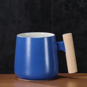 Tazas <span class=keywords><strong>de</strong></span> Cerámica Personalizadas al por Mayor con Asas <span class=keywords><strong>de</strong></span> Madera, Estilo Literario y Retro, Ideales como Regalos Navideños para Amigos - Product Image 4