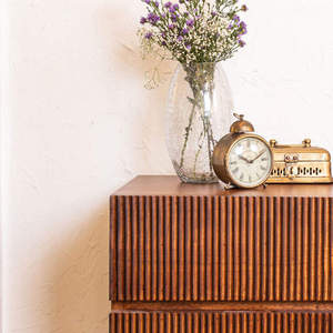 Mesa de Noche Clásica Hecha a Mano con Madera Sólida y 2 Cajones Funcionales para Muebles de Interior Modernos y de Lujo - Product Image 3