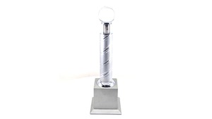 Trofeo de metal plateado de lujo más demandado con una bola de cristal para eventos de negocios o torneos deportivos Uso disponible en venta - Product Image 2