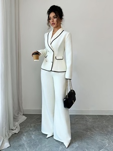 Completo da Donna <span class=keywords><strong>con</strong></span> Blazer Bianco a Doppio Petto <span class=keywords><strong>con</strong></span> Bordi a Contrasto e <span class=keywords><strong>Pantaloni</strong></span> a Gamba Larga a Vita Alta, Set Casual Traspirante in 2 Pezzi per l'Autunno - Product Image 4