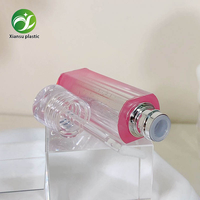 Tube de brillant à lèvres rond entièrement transparent avec bouchon à vis et surface sérigraphiée pour l'emballage cosmétique de rouges à lèvres et de fards à joues