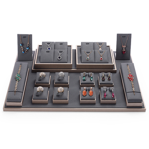 Set di espositori per gioielli con Display a catena in legno con anello in pelle PU con supporto personalizzato OEM per negozio - Product Image 2