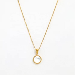 Collier en acier inoxydable plaqué or 18 carats avec pendentif rond élégant en forme de coquillage, bijoux fantaisie personnalisés, vente en gros - Product Image 1