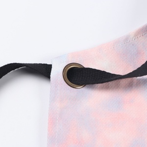 Tablier réutilisable imprimé tie-dye personnalisé en coton/polyester, sans manches, pour cuisine, design artistique fait main, plusieurs poches - Product Image 5