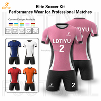 Özel Logolu Kadın Futbol Forması Çift Taraflı Kullanılabilir %100 Polyester Nefes Alabilen Hızlı Kuruyan Yuvarlak Yaka Kısa Kollu Futbol Seti