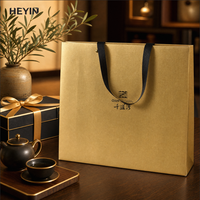 Sac cadeau de luxe personnalisé avec logo, poignée en ruban satiné et estampage à chaud doré pour emballage cadeau de boutique