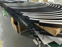 Luminaire suspendu LED circulaire incurvé noir sur mesure, à intensité variable, pour projets architecturaux, montage rapide