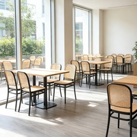 Les entrepreneurs en restauration privilégient la restauration rapide commerciale avec une table, quatre chaises et une combinaison bibliothèque-café.