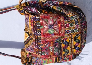 กระเป๋าอินเดียแบบบันจารา ผสมผสานความดั้งเดิมและสไตล์โบโฮสมัยใหม่ งานปักลายชนเผ่าแท้ๆ และงานกระจกสำหรับผู้หญิง - Product Image 5