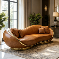 Canapé de luxe en forme de vague courbée, structure en métal doré, revêtement en similicuir souple, canapé lounge courbé pour villa, hôtel, décoration haut de gamme pour salon.