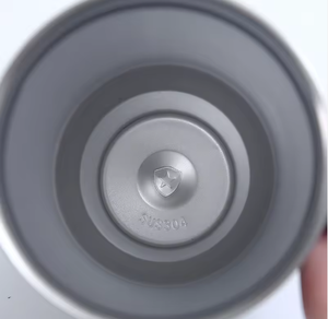 Vaso de acero inoxidable con aislamiento al vacío de doble capa. Disponible para entrega. Ideal para fiestas. Incluye tapa y pajita. - Product Image 4