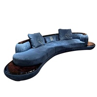 Ensemble de canapés Chesterfield incurvés de luxe léger italien, multi-personnes, pour salon de villa, en bois massif, avec table basse en tissu et rembourrage en éponge