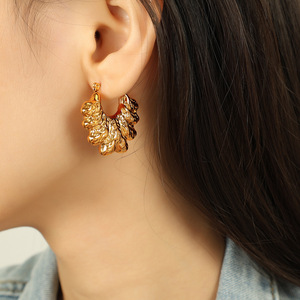 Pendientes de aro con diseño de hojas, chapados en oro y plata, joyería de uso diario para mujer - Product Image 4