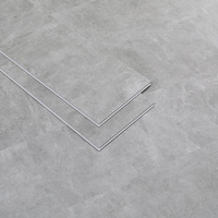 Suelo compuesto de plástico de piedra estampada de piedra de gran tamaño Textura realista duradera resistente a la humedad para interiores modernos