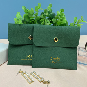 Bolsa de Joyería de Microfibra Verde JUNE con Logotipo Personalizado en Hot Stamping, Bolsa de Regalo con Botón Dorado y Almohadilla Interior - Product Image 1
